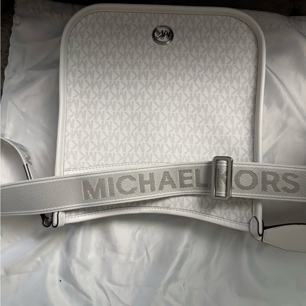 Michael Kors White Messenger Bag with Gold Hardware - Picture 5 of 5